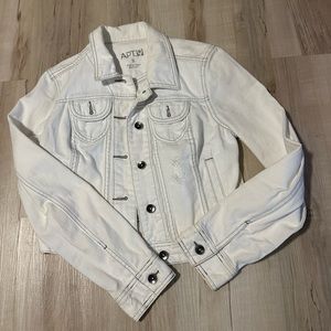 Apt 9 women's white button down jean jacket, in excellent condition ! Size small